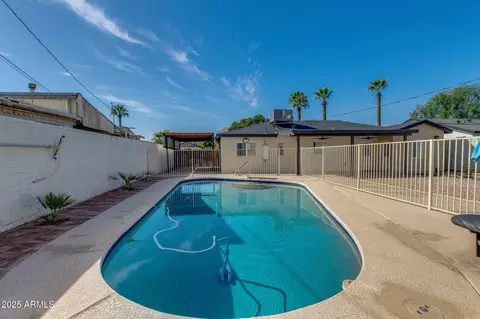 Exterior - 542 E Flynn Ln, Phoenix, AZ 85012 photo 8 of 8