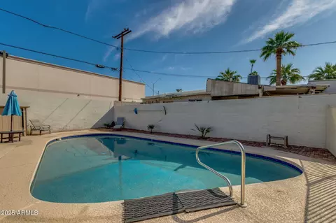 Exterior - 542 E Flynn Ln, Phoenix, AZ 85012 photo 5 of 8