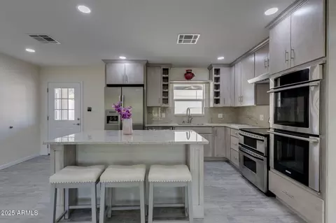 Kitchen - 542 E Flynn Ln, Phoenix, AZ 85012 photo 3 of 4