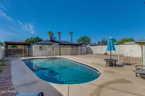 Exterior - 542 E Flynn Ln, Phoenix, AZ 85012 photo 7 of 8