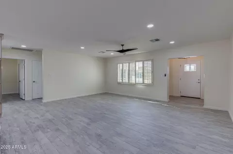 Living - 542 E Flynn Ln, Phoenix, AZ 85012 photo 4 of 4