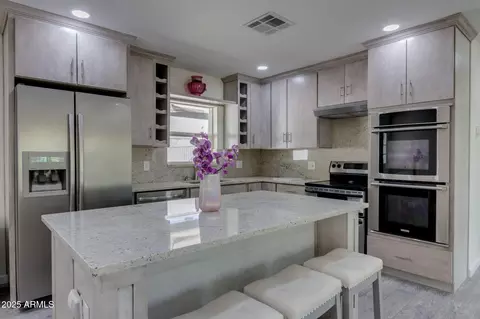 Kitchen - 542 E Flynn Ln, Phoenix, AZ 85012 photo 2 of 4
