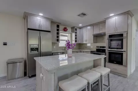 Kitchen - 542 E Flynn Ln, Phoenix, AZ 85012 photo 1 of 4