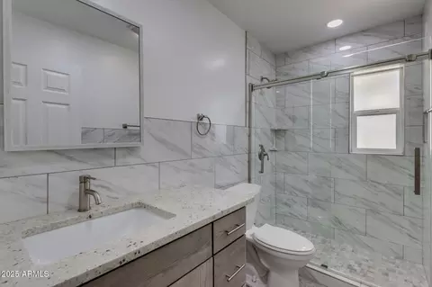 Bath - 542 E Flynn Ln, Phoenix, AZ 85012 photo 1 of 1