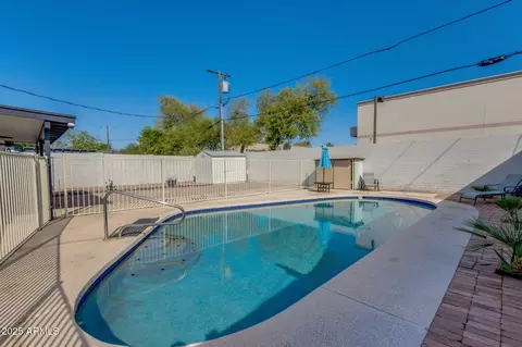 Exterior - 542 E Flynn Ln, Phoenix, AZ 85012 photo 6 of 8