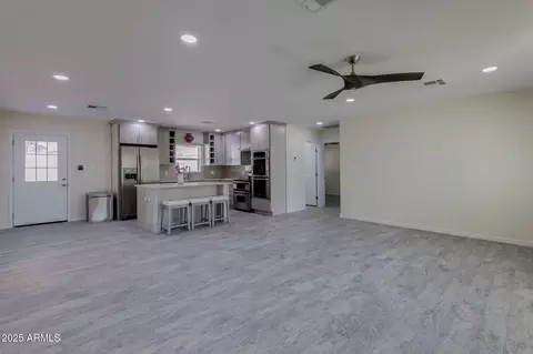 Living - 542 E Flynn Ln, Phoenix, AZ 85012 photo 1 of 4