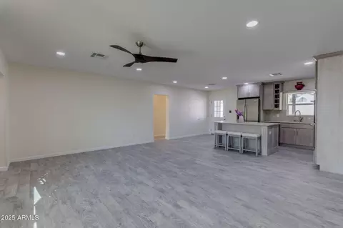 Living - 542 E Flynn Ln, Phoenix, AZ 85012 photo 2 of 4