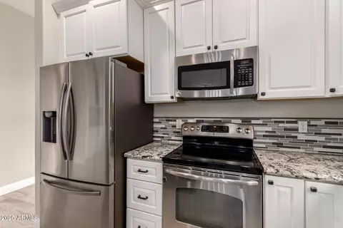 Kitchen - 2139 S Granite St, Gilbert, AZ 85295 photo 3 of 7