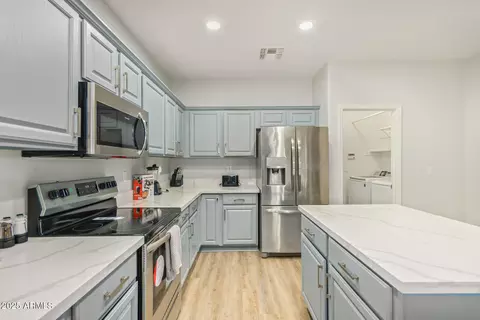 Kitchen - 4088 E Kroll Dr, Gilbert, AZ 85234 photo 5 of 6