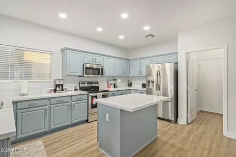 Kitchen - 4088 E Kroll Dr, Gilbert, AZ 85234 photo 4 of 6