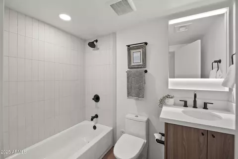 Bath - 5815 N 10th Pl, Phoenix, AZ 85014 photo 1 of 5