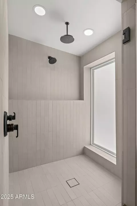 Bath - 5815 N 10th Pl, Phoenix, AZ 85014 photo 5 of 5