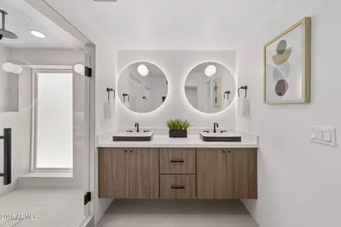 Bath - 5815 N 10th Pl, Phoenix, AZ 85014 photo 3 of 5