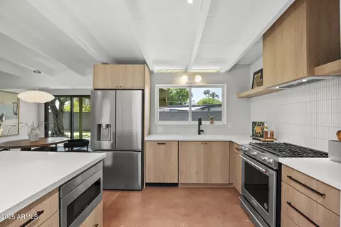Kitchen - 5815 N 10th Pl, Phoenix, AZ 85014 photo 7 of 7