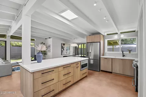 Kitchen - 5815 N 10th Pl, Phoenix, AZ 85014 photo 5 of 7