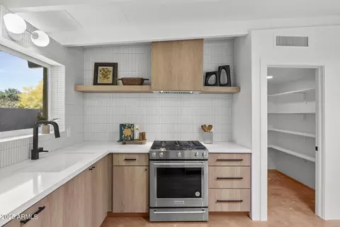 Kitchen - 5815 N 10th Pl, Phoenix, AZ 85014 photo 6 of 7