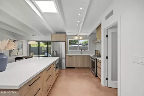 Kitchen - 5815 N 10th Pl, Phoenix, AZ 85014 photo 4 of 7