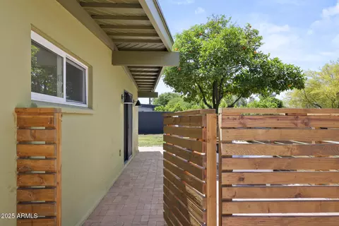 Exterior - 5815 N 10th Pl, Phoenix, AZ 85014 photo 4 of 14