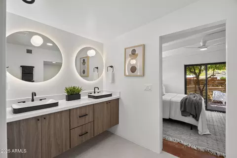 Bath - 5815 N 10th Pl, Phoenix, AZ 85014 photo 4 of 5