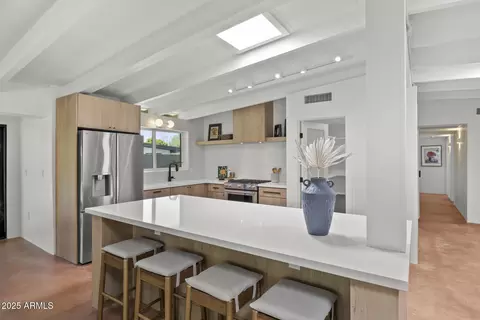 Kitchen - 5815 N 10th Pl, Phoenix, AZ 85014 photo 3 of 7