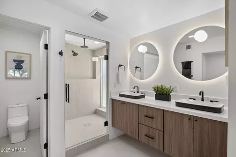 Bath - 5815 N 10th Pl, Phoenix, AZ 85014 photo 2 of 5