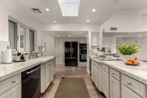 106 Echo Ln, Phoenix, AZ 85020 photo 9