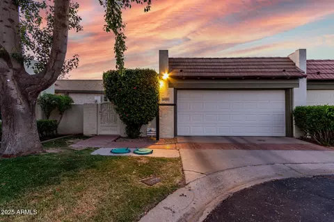 106 Echo Ln, Phoenix, AZ 85020