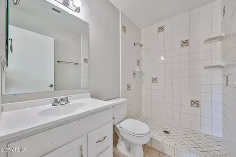 735 E Desert Ln, Phoenix, AZ 85042 photo 16