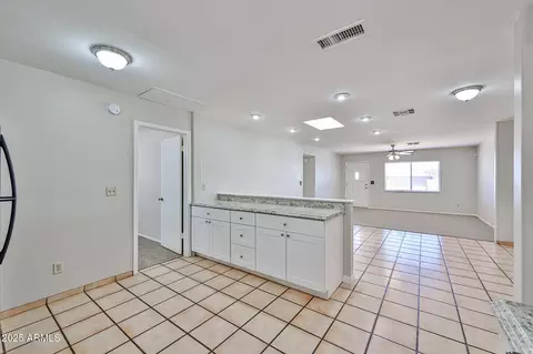 735 E Desert Ln, Phoenix, AZ 85042 photo 6