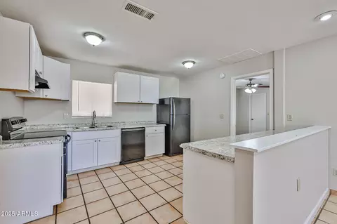 735 E Desert Ln, Phoenix, AZ 85042 photo 5