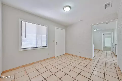 735 E Desert Ln, Phoenix, AZ 85042 photo 8