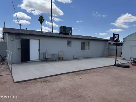 Exterior - 2302 E Sheraton Ln, Phoenix, AZ 85040 photo 3 of 5