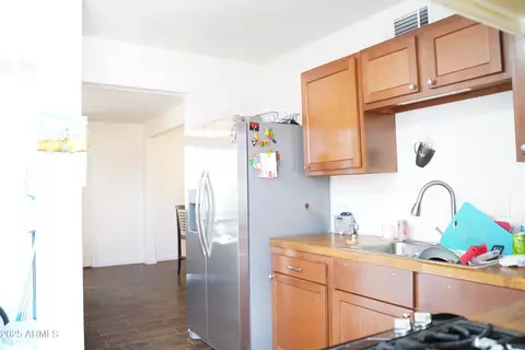 Kitchen - 2302 E Sheraton Ln, Phoenix, AZ 85040 photo 3 of 3
