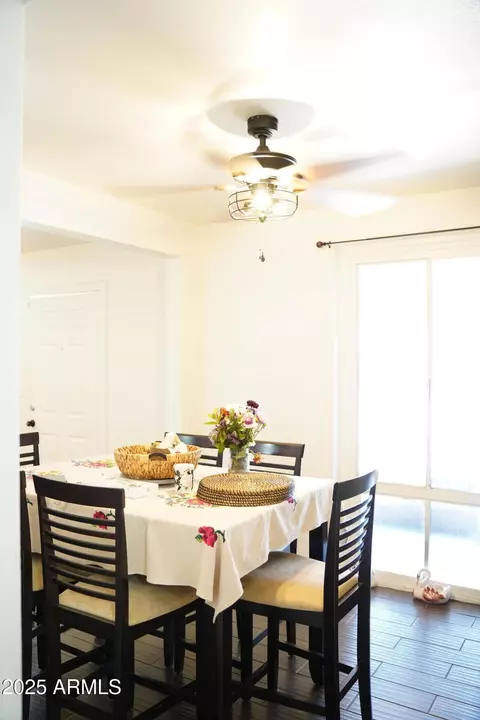 Dining - 2302 E Sheraton Ln, Phoenix, AZ 85040 photo 2 of 2