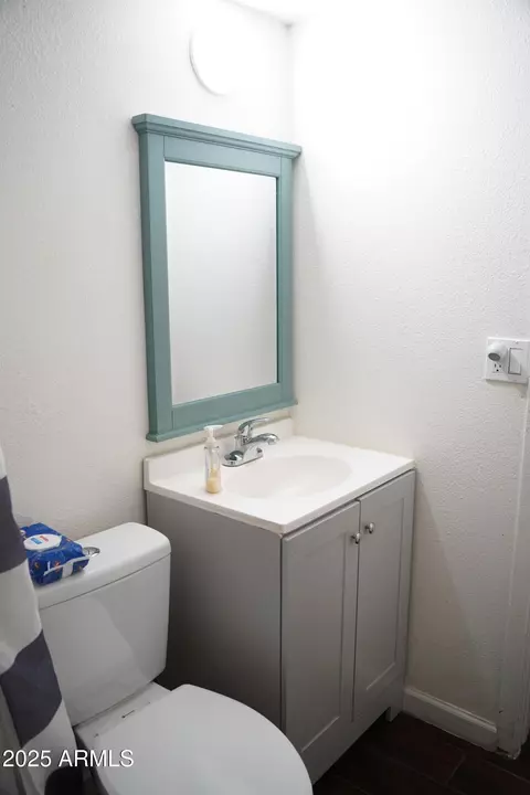 Bath - 2302 E Sheraton Ln, Phoenix, AZ 85040 photo 8 of 8