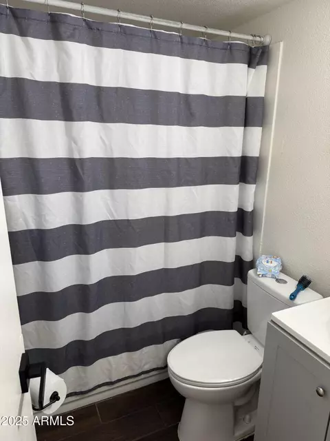 Bath - 2302 E Sheraton Ln, Phoenix, AZ 85040 photo 2 of 8