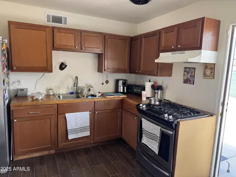 Kitchen - 2302 E Sheraton Ln, Phoenix, AZ 85040 photo 1 of 3