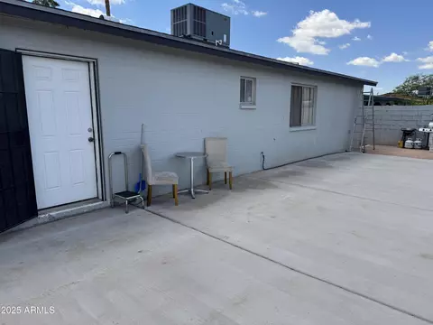 Exterior - 2302 E Sheraton Ln, Phoenix, AZ 85040 photo 2 of 5