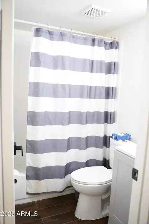 Bath - 2302 E Sheraton Ln, Phoenix, AZ 85040 photo 1 of 8