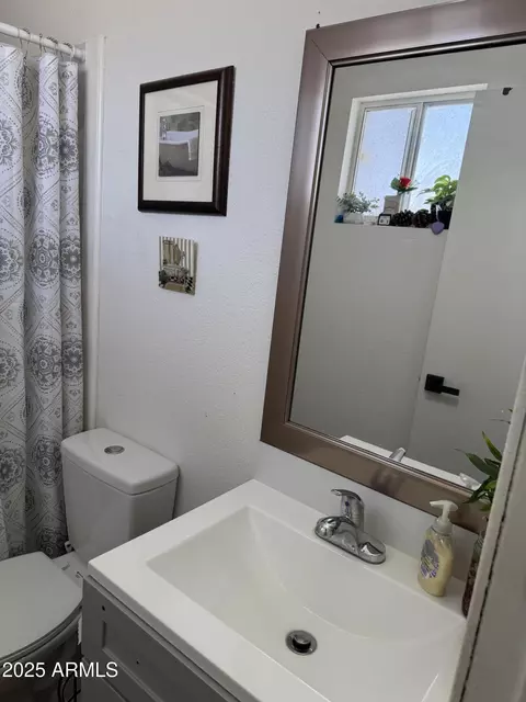 Bath - 2302 E Sheraton Ln, Phoenix, AZ 85040 photo 6 of 8