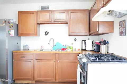 Kitchen - 2302 E Sheraton Ln, Phoenix, AZ 85040 photo 2 of 3