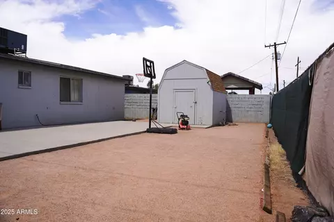 Exterior - 2302 E Sheraton Ln, Phoenix, AZ 85040 photo 4 of 5