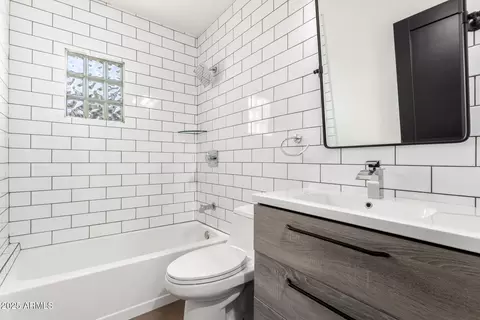 Bath - 4205 N 19th Pl, Phoenix, AZ 85016 photo 1 of 4