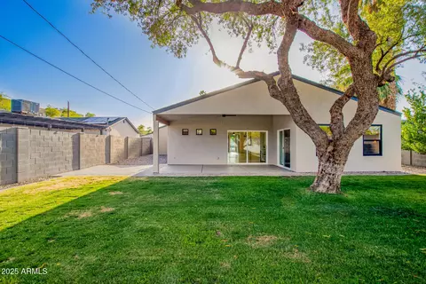 Exterior - 4205 N 19th Pl, Phoenix, AZ 85016 photo 9 of 11