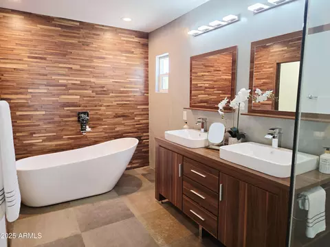 Bath - 4205 N 19th Pl, Phoenix, AZ 85016 photo 4 of 4