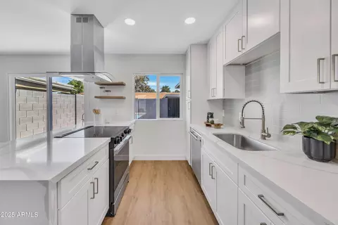 Kitchen - 5008 W New World Dr, Glendale, AZ 85302 photo 3 of 5