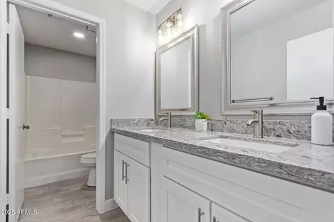 Bath - 1408 E Carson Rd, Phoenix, AZ 85042 photo 3 of 3