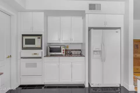Kitchen - 4596 E Calle Ventura --, Phoenix, AZ 85018 photo 6 of 6