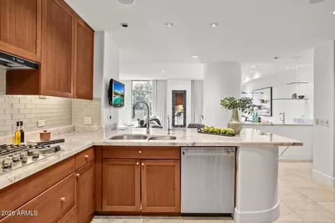 Kitchen - 2402 Esplanade Ln #204, Phoenix, AZ 85016 photo 4 of 7