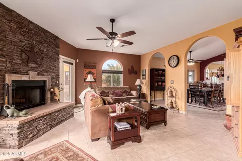 Living - 5530 E Bell St, Apache Junction, AZ 85119 photo 1 of 3